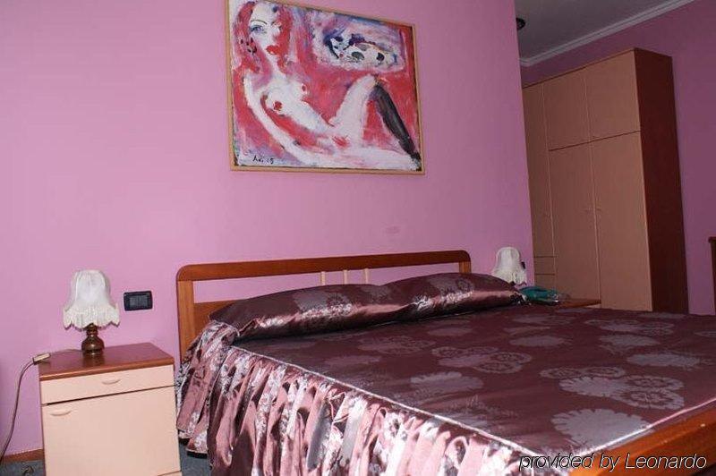 Art Hotel Nirvana Tiranë Phòng bức ảnh