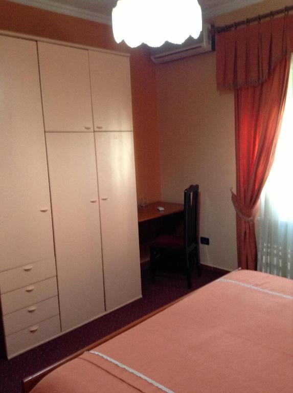 Art Hotel Nirvana Tiranë Phòng bức ảnh